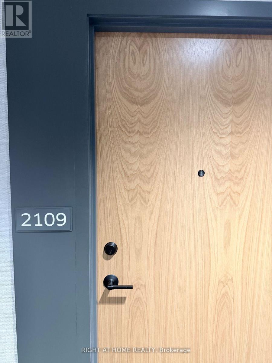2109 - 2495 Eglinton Avenue W, Mississauga, Ontario  L5M 2T2 - Photo 2 - W12748204