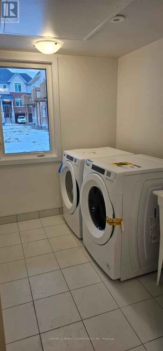 27 Lyall Stokes Circle, East Gwillimbury, Ontario  L0G 1M0 - Photo 4 - N12747928