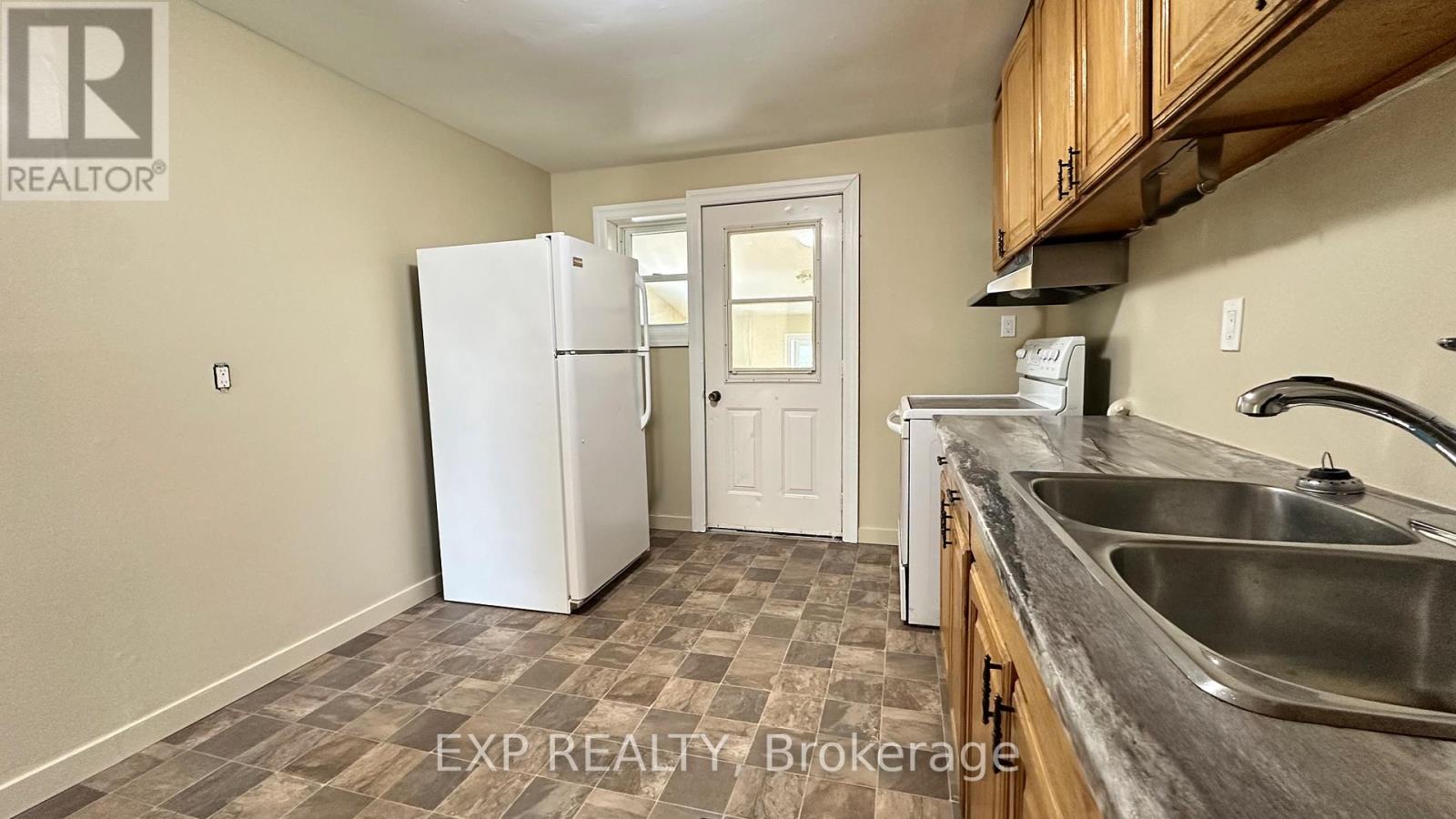 22 Charlotte Street, Belleville (Belleville Ward), Ontario  K8P 1E2 - Photo 4 - X12748360