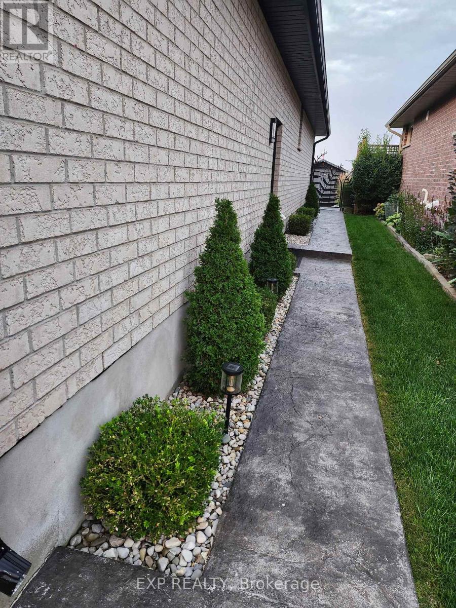 22 Oakmont Street, St. Thomas, Ontario  N5R 0G3 - Photo 16 - X12748572