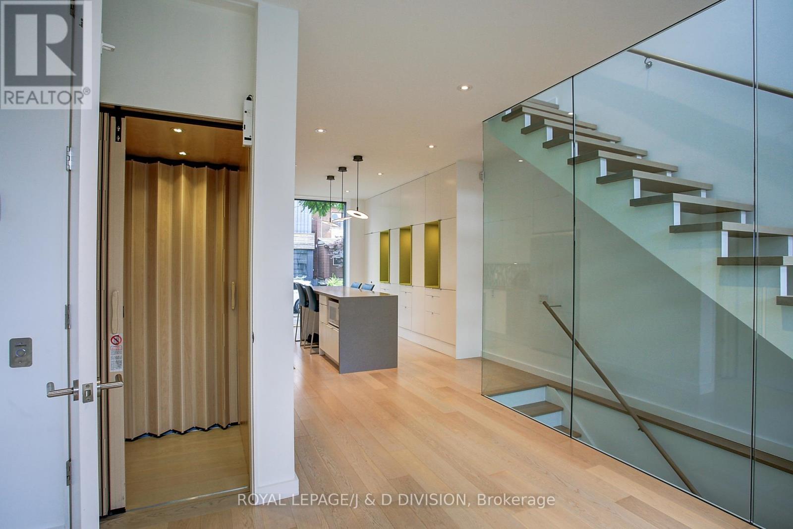 2 Crocker Avenue, Toronto, Ontario  M6J 1K5 - Photo 10 - C12748372