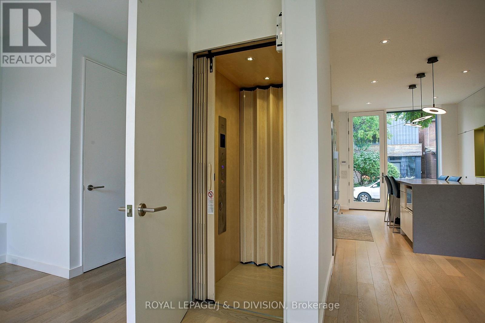 2 Crocker Avenue, Toronto, Ontario  M6J 1K5 - Photo 11 - C12748372