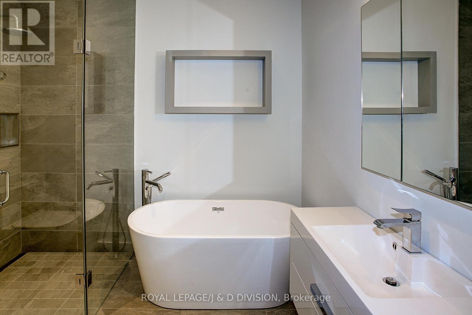 2 Crocker Avenue, Toronto, Ontario  M6J 1K5 - Photo 18 - C12748372