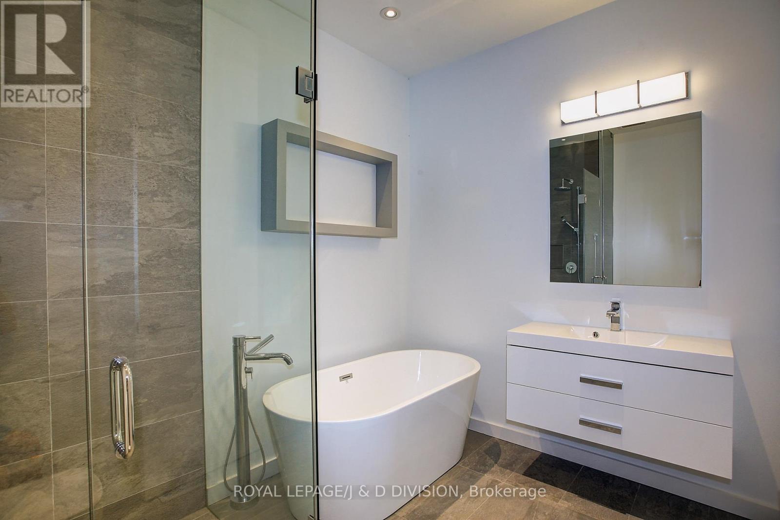 2 Crocker Avenue, Toronto, Ontario  M6J 1K5 - Photo 19 - C12748372