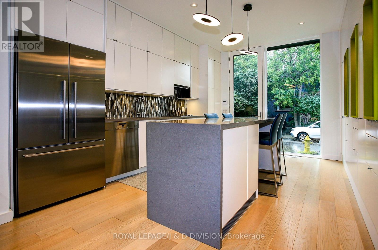 2 Crocker Avenue, Toronto, Ontario  M6J 1K5 - Photo 5 - C12748372