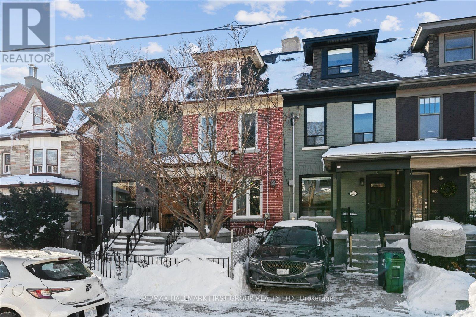 246 Montrose Avenue, Toronto, Ontario  M6G 3G7 - Photo 4 - C12748386