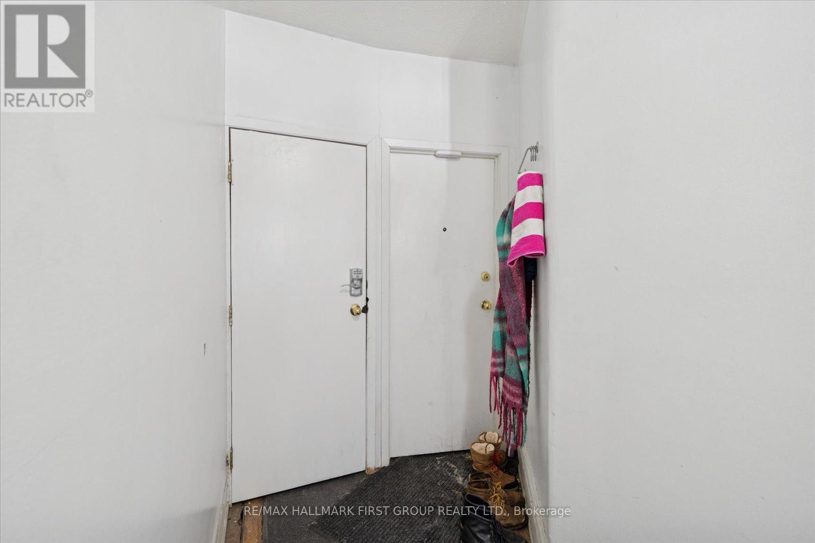 246 Montrose Avenue, Toronto, Ontario  M6G 3G7 - Photo 6 - C12748386