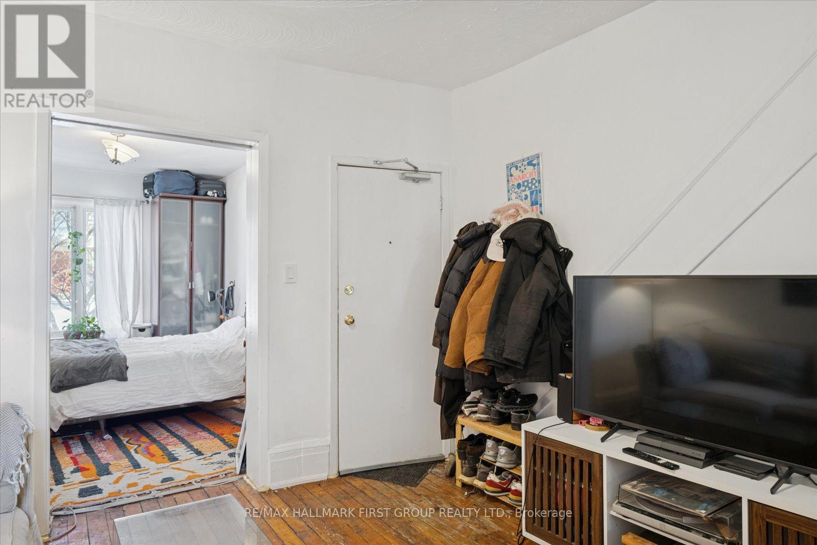 246 Montrose Avenue, Toronto, Ontario  M6G 3G7 - Photo 7 - C12748386