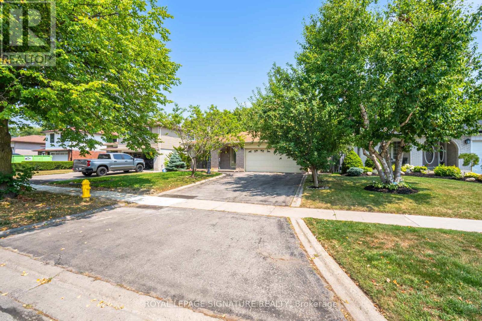 574 Antigua Crescent, Oshawa, Ontario  L1J 6B4 - Photo 2 - E12748416