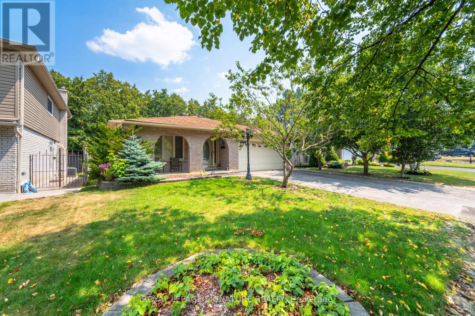 574 Antigua Crescent, Oshawa, Ontario  L1J 6B4 - Photo 3 - E12748416