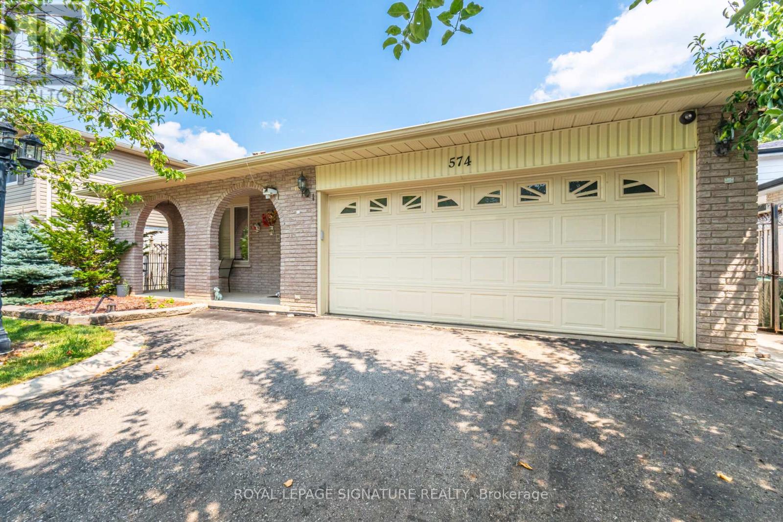 574 Antigua Crescent, Oshawa, Ontario  L1J 6B4 - Photo 4 - E12748416