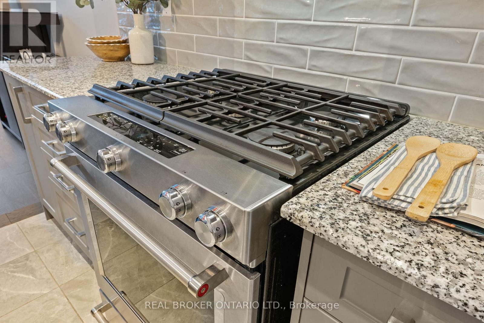 6 Howard Williams Court, Uxbridge, Ontario  L9P 0R2 - Photo 12 - N12748436