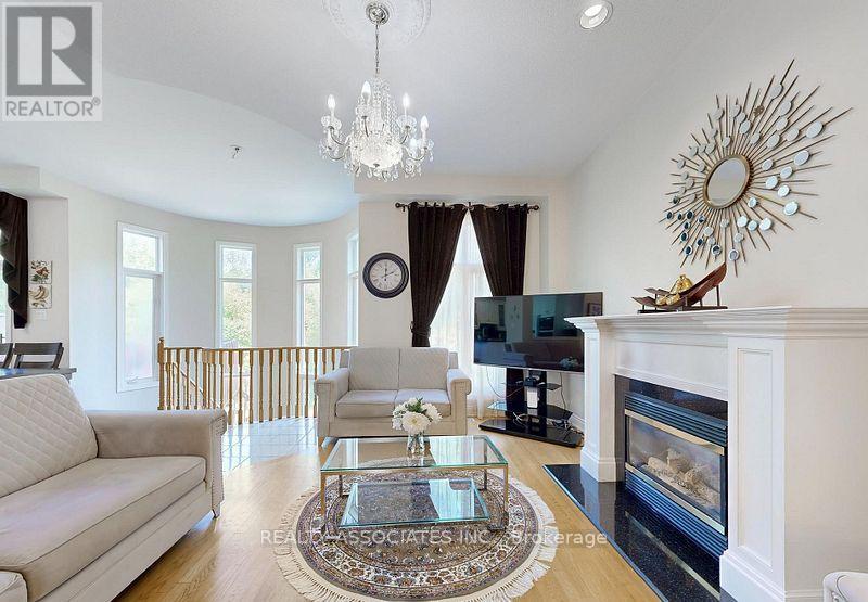 2 Lord Nelson Court, Richmond Hill, Ontario  L4S 1Y1 - Photo 5 - N12748504