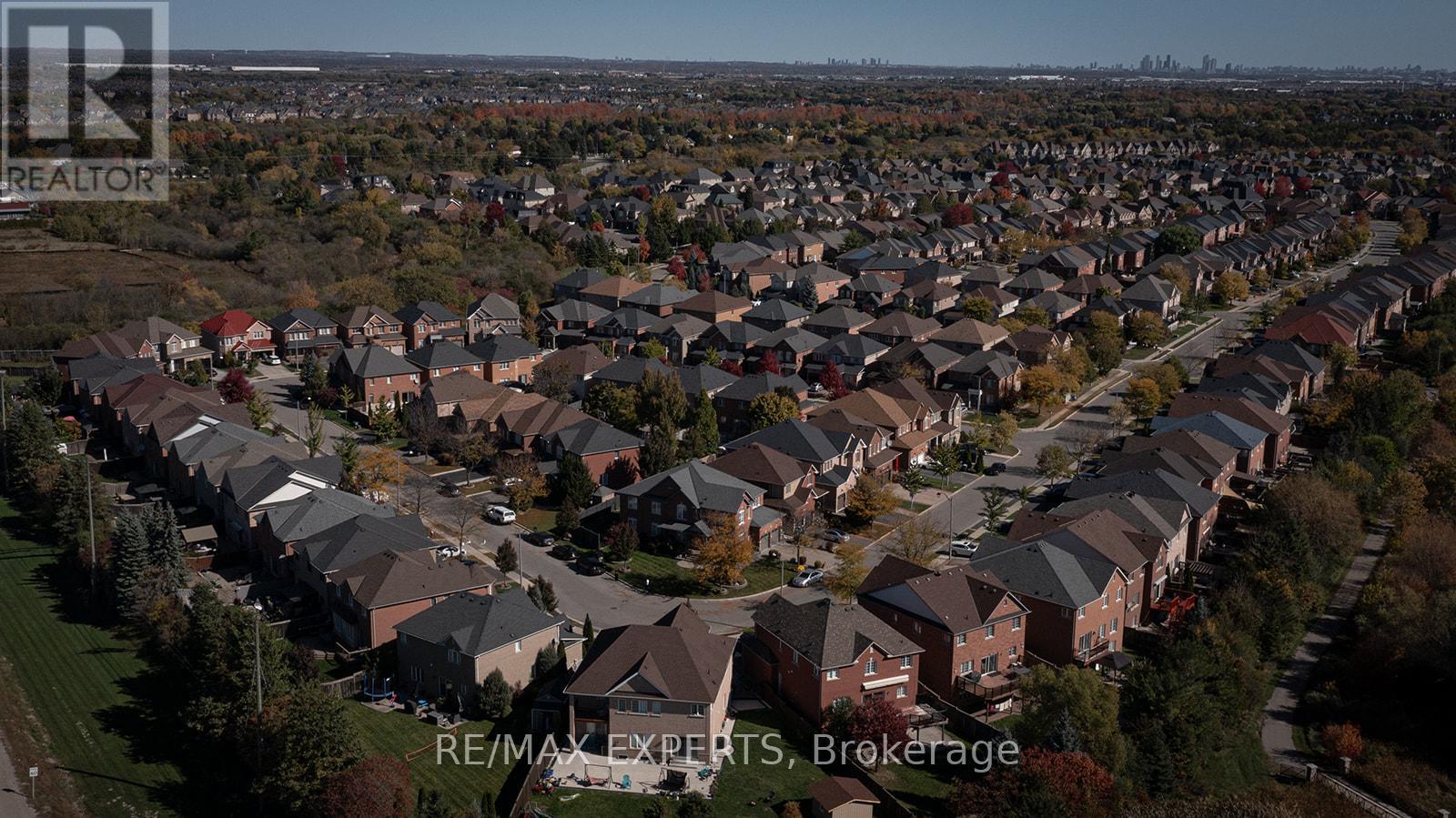 34 Laurentide Crescent, Brampton, Ontario  L6P 1Y4 - Photo 5 - W12748412