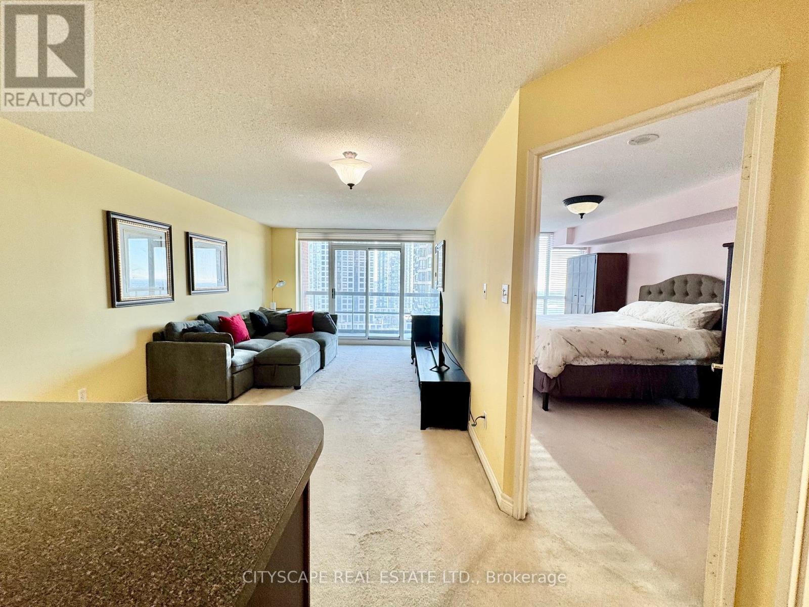 156 Enfield Place, Mississauga, Ontario  L5B 4L8 - Photo 4 - W12748498