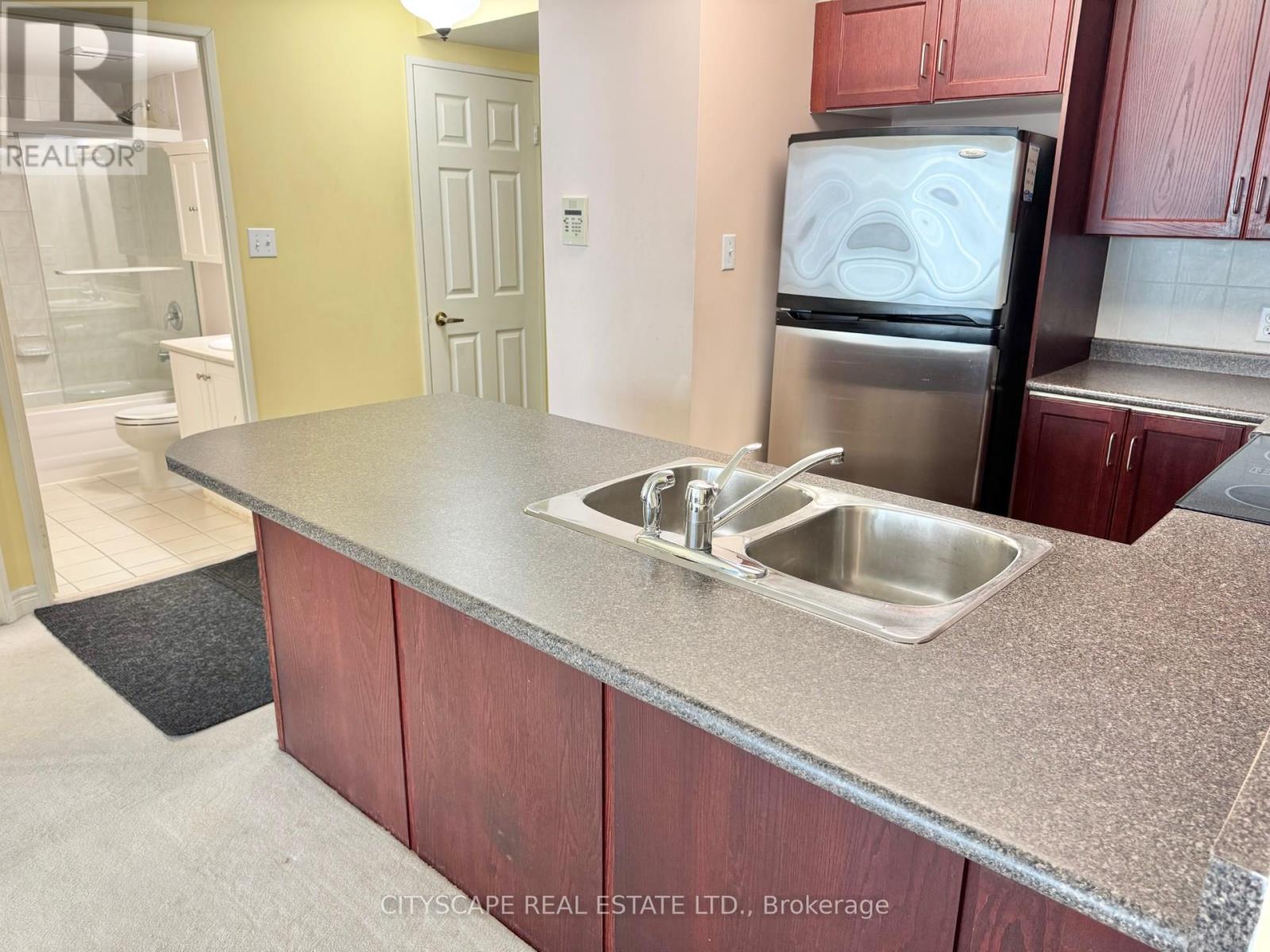 156 Enfield Place, Mississauga, Ontario  L5B 4L8 - Photo 7 - W12748498