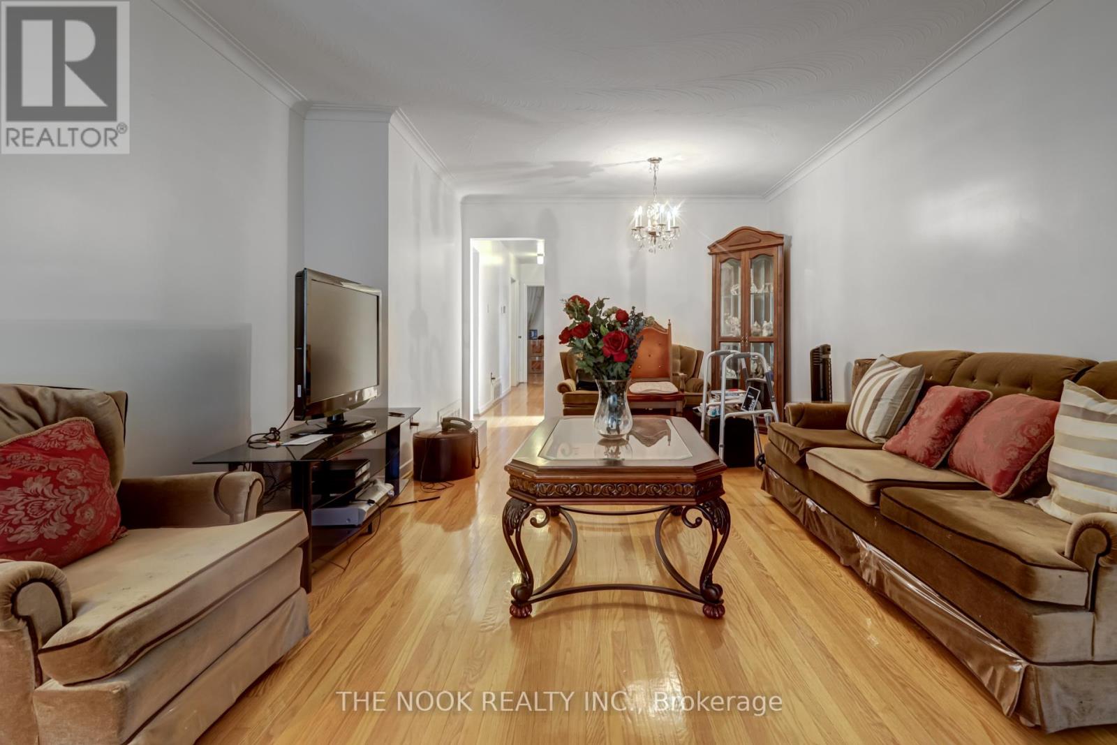 7 Triburnham Place, Toronto (Markland Wood), Ontario  M9C 3P3 - Photo 10 - W12748806