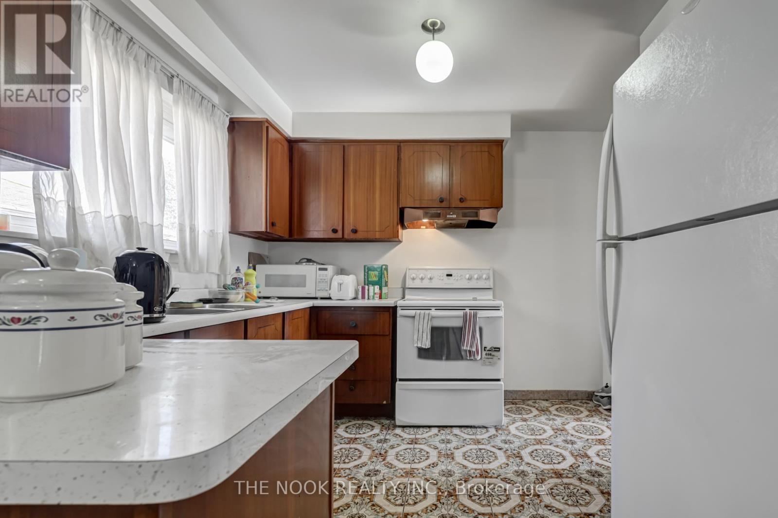 7 Triburnham Place, Toronto (Markland Wood), Ontario  M9C 3P3 - Photo 14 - W12748806