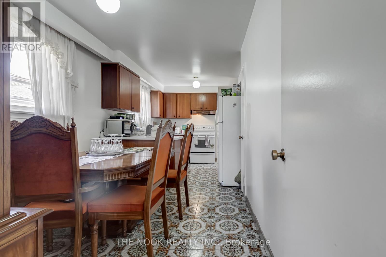 7 Triburnham Place, Toronto (Markland Wood), Ontario  M9C 3P3 - Photo 16 - W12748806