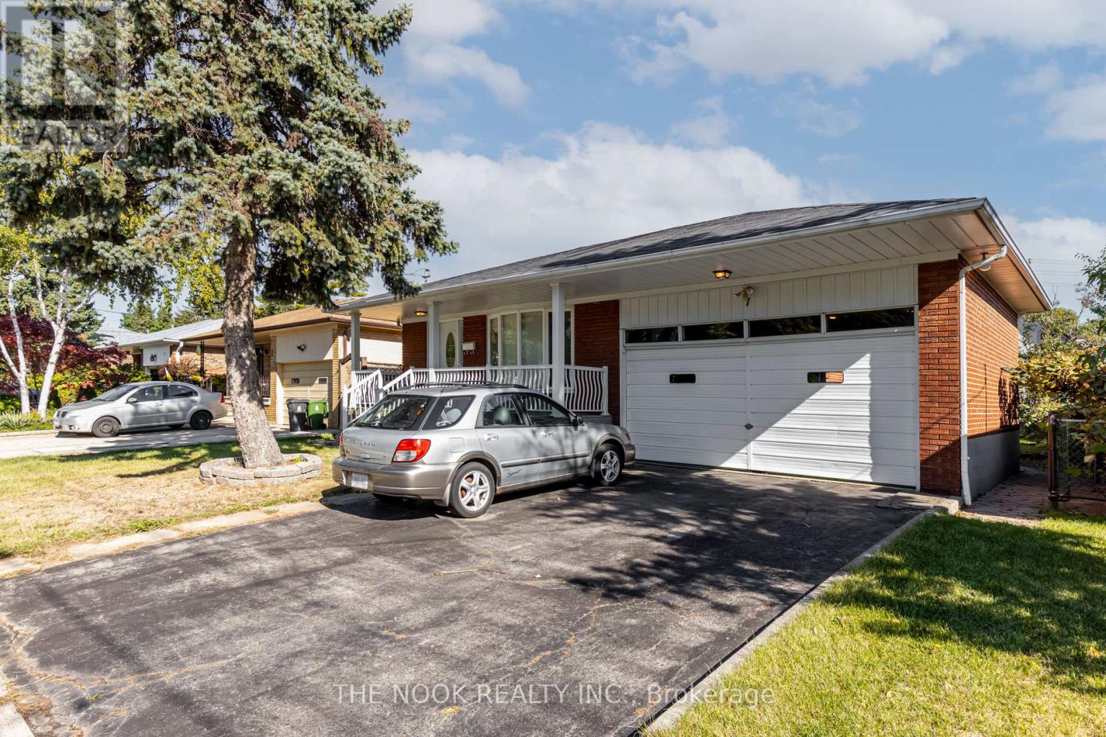 7 Triburnham Place, Toronto (Markland Wood), Ontario  M9C 3P3 - Photo 2 - W12748806