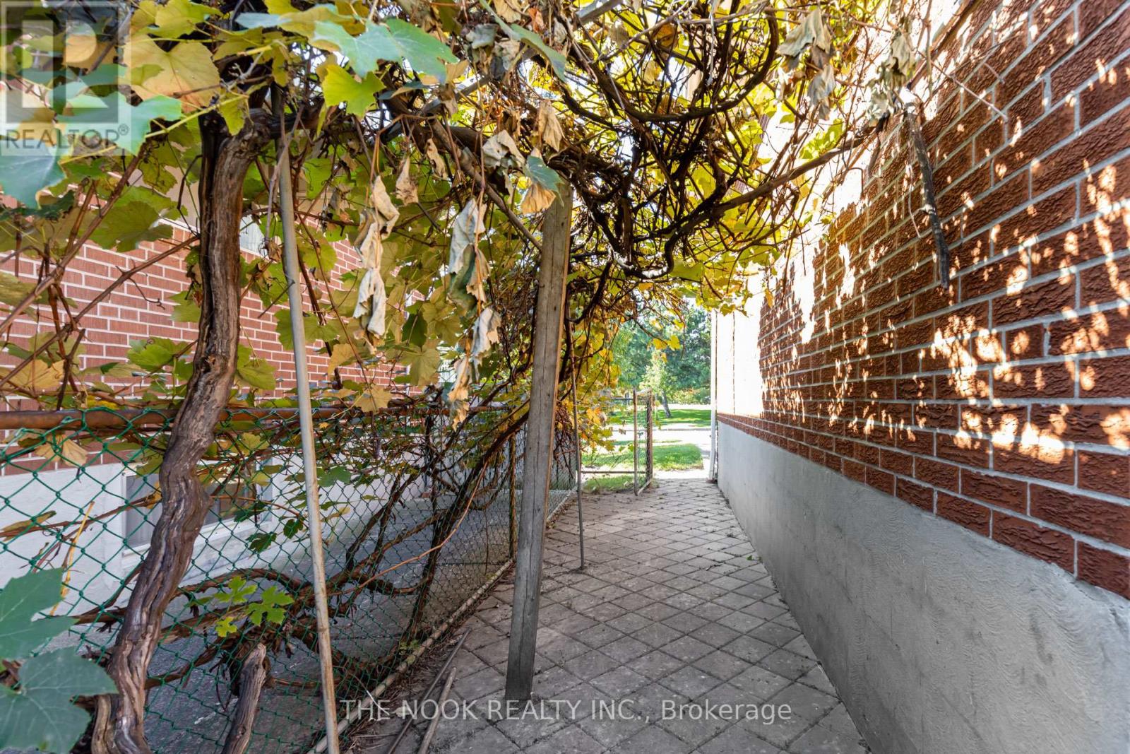 7 Triburnham Place, Toronto (Markland Wood), Ontario  M9C 3P3 - Photo 33 - W12748806