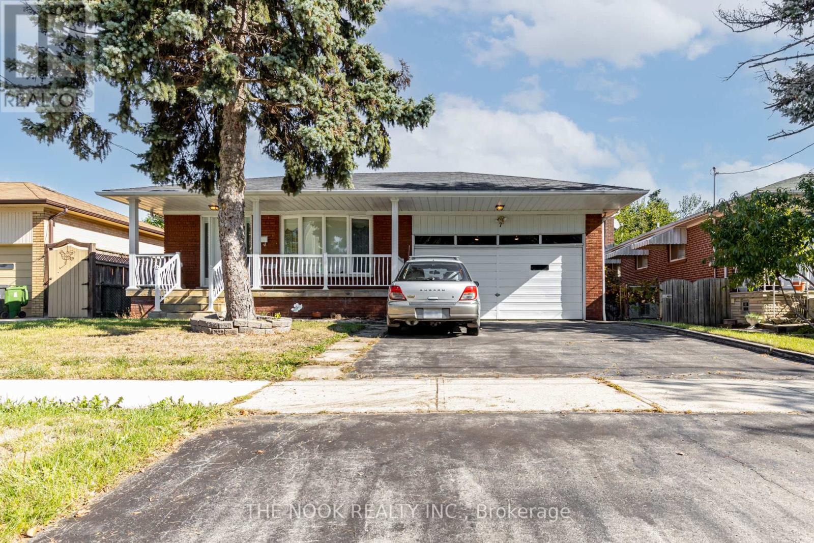 7 Triburnham Place, Toronto (Markland Wood), Ontario  M9C 3P3 - Photo 4 - W12748806