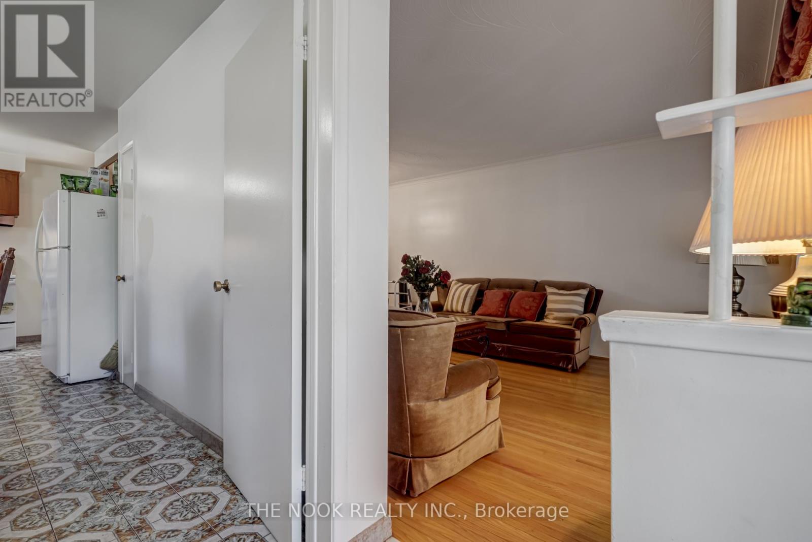 7 Triburnham Place, Toronto (Markland Wood), Ontario  M9C 3P3 - Photo 7 - W12748806