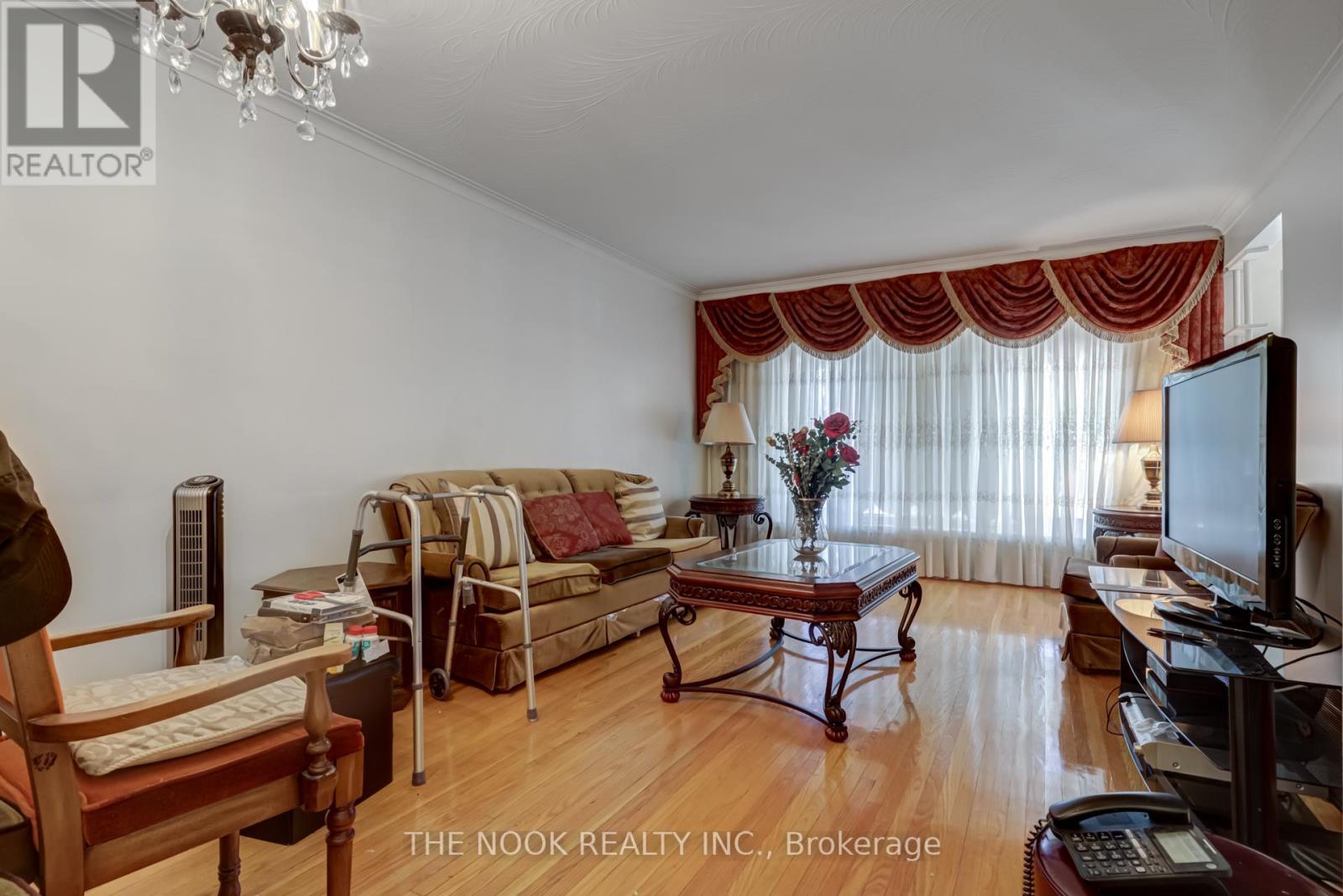 7 Triburnham Place, Toronto (Markland Wood), Ontario  M9C 3P3 - Photo 9 - W12748806