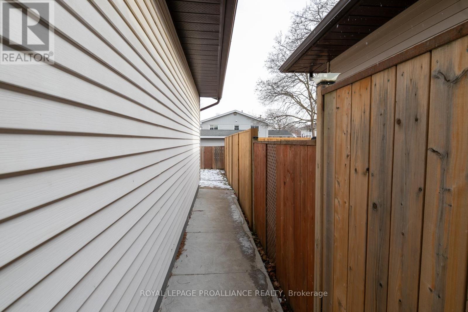 43 Alnet Drive, Belleville (Belleville Ward), Ontario  K8P 4W3 - Photo 27 - X12748738