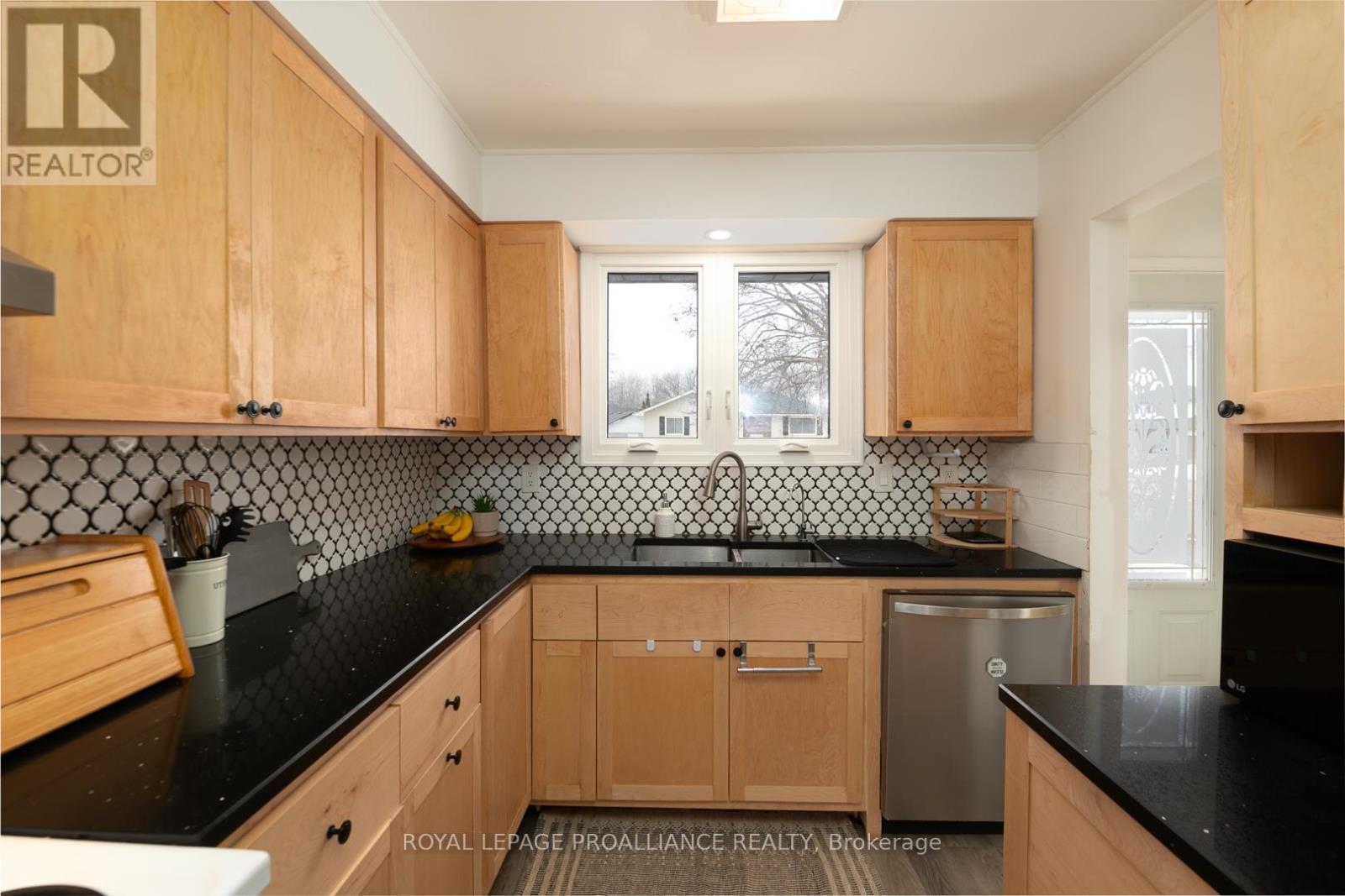 43 Alnet Drive, Belleville (Belleville Ward), Ontario  K8P 4W3 - Photo 8 - X12748738