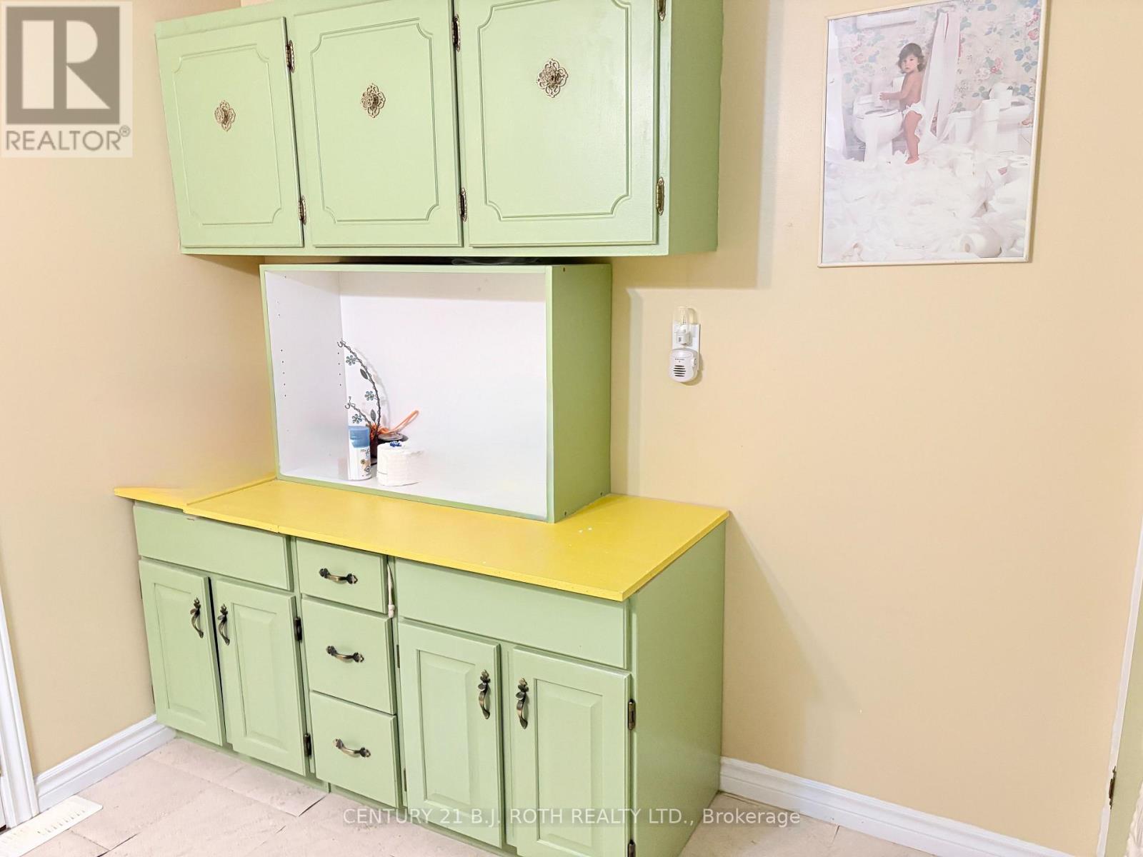 20 Shamrock Crescent, Essa, Ontario  L3W 0T7 - Photo 19 - N12748690