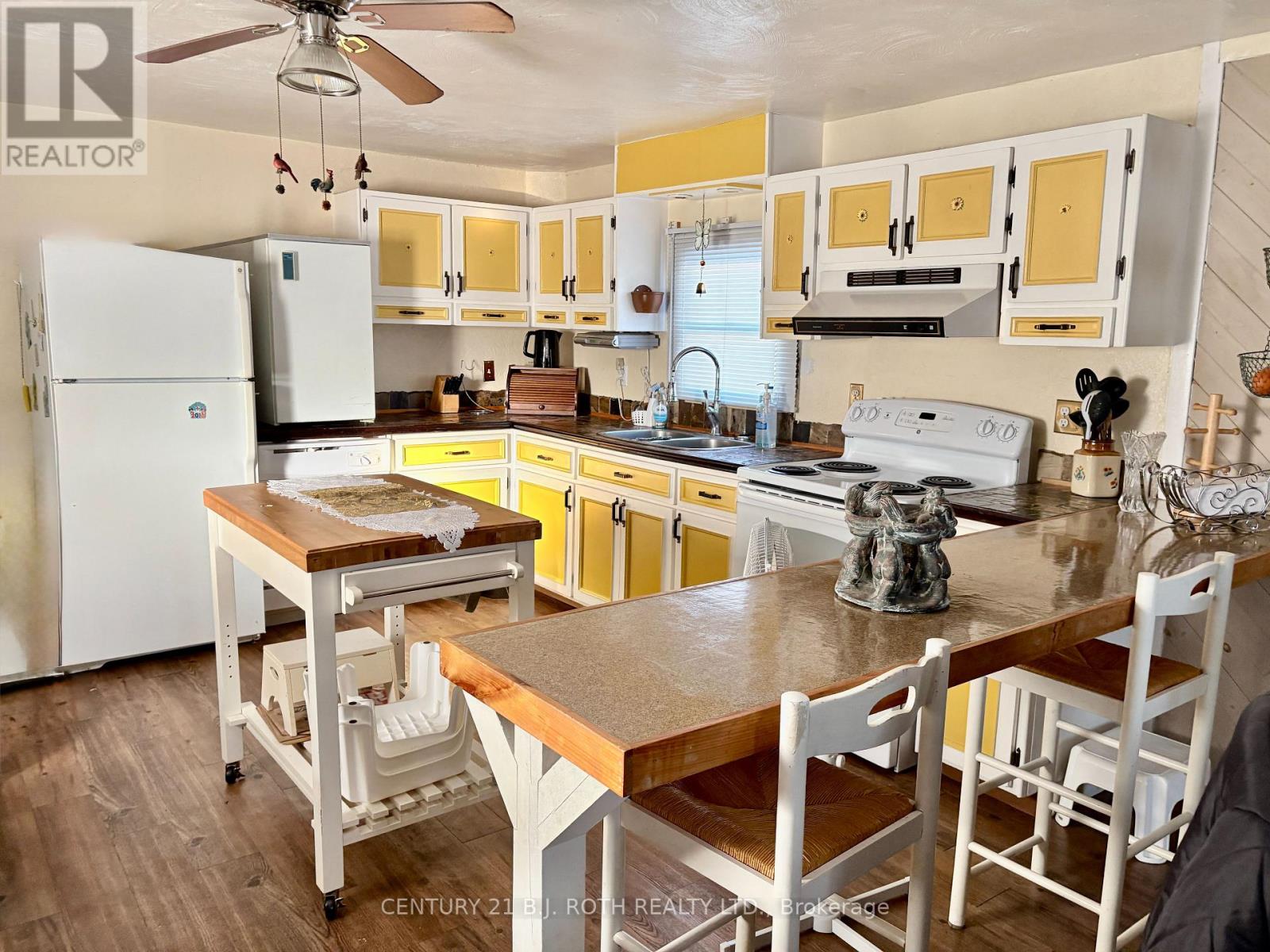 20 Shamrock Crescent, Essa, Ontario  L3W 0T7 - Photo 9 - N12748690