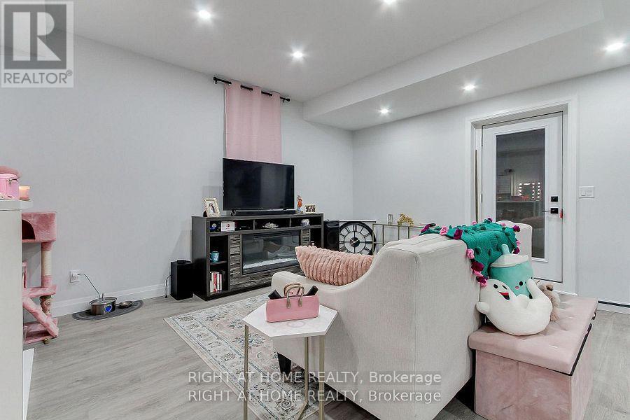 9 Backhouse Drive, Richmond Hill, Ontario  L4E 1M8 - Photo 41 - N12748742