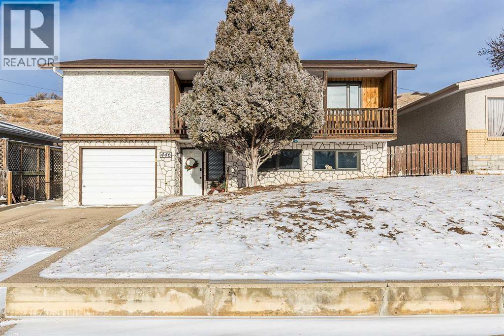 446 4 Street Nw, Medicine Hat, Alberta  T1A 6N1 - Photo 2 - A2274172