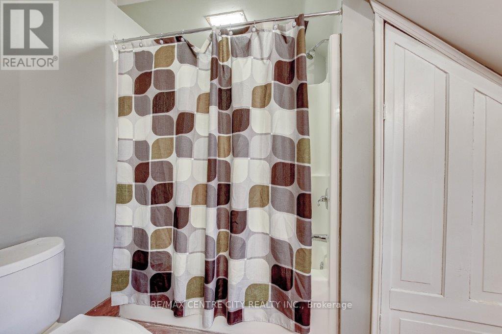 Photo 6 of 26 for 781 Dufferin Avenue