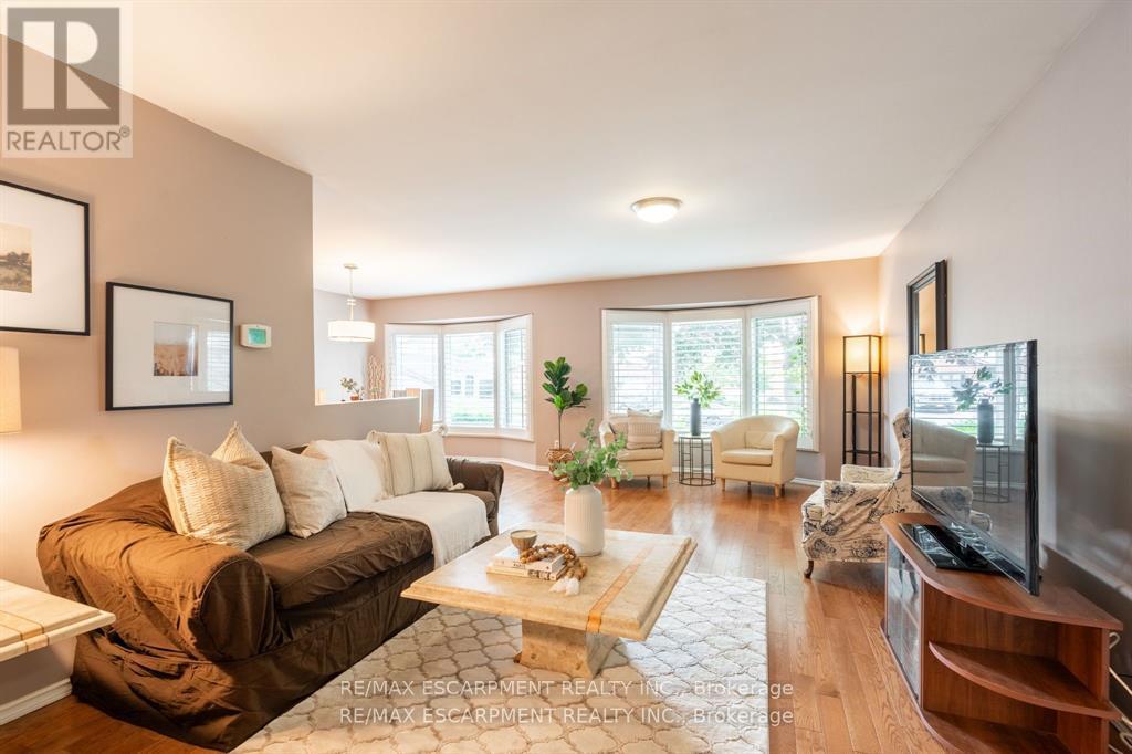 16 Flamingo Drive, Hamilton, Ontario  L9A 4X7 - Photo 4 - X12542670