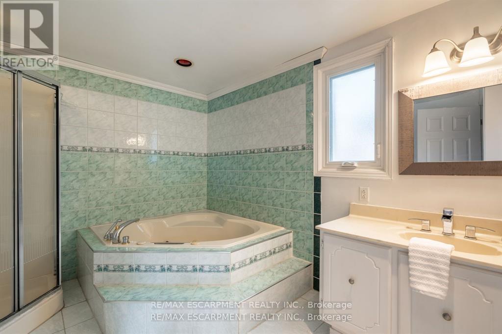 16 Flamingo Drive, Hamilton, Ontario  L9A 4X7 - Photo 14 - X12542670