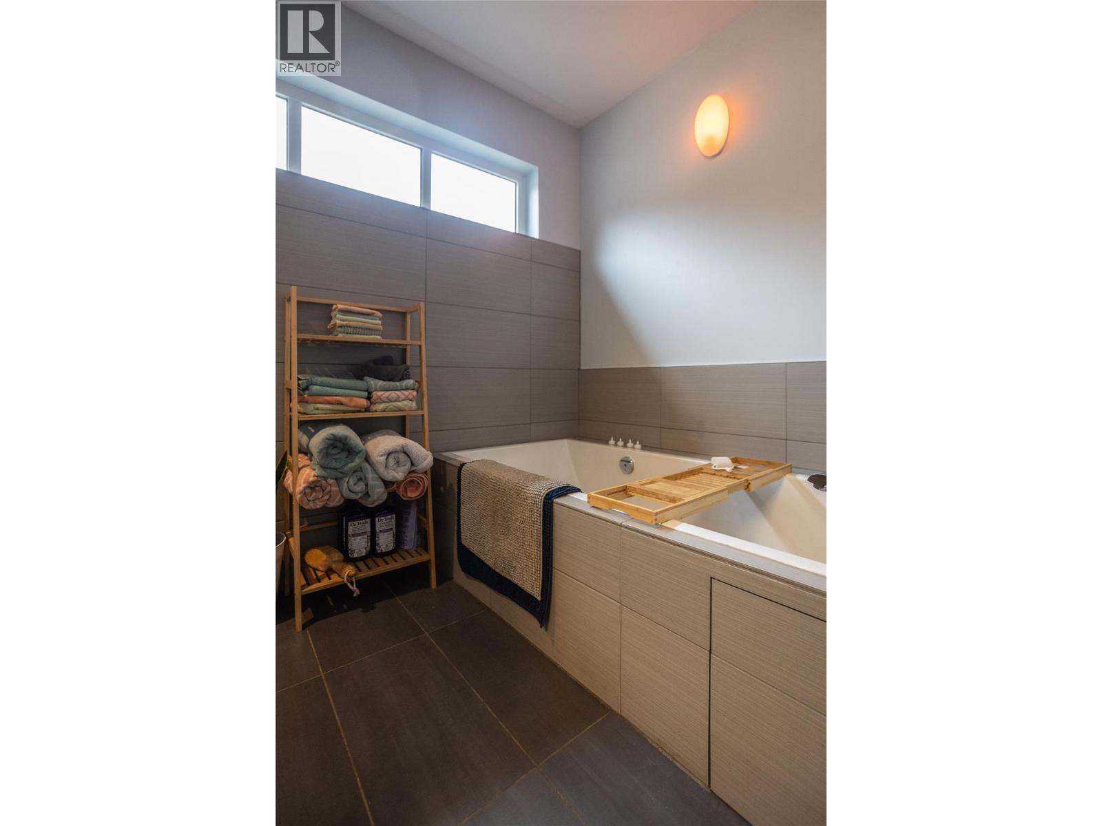 610 Wasson Street, Nelson, British Columbia V1L 3G7 - Photo 30 - 10372071