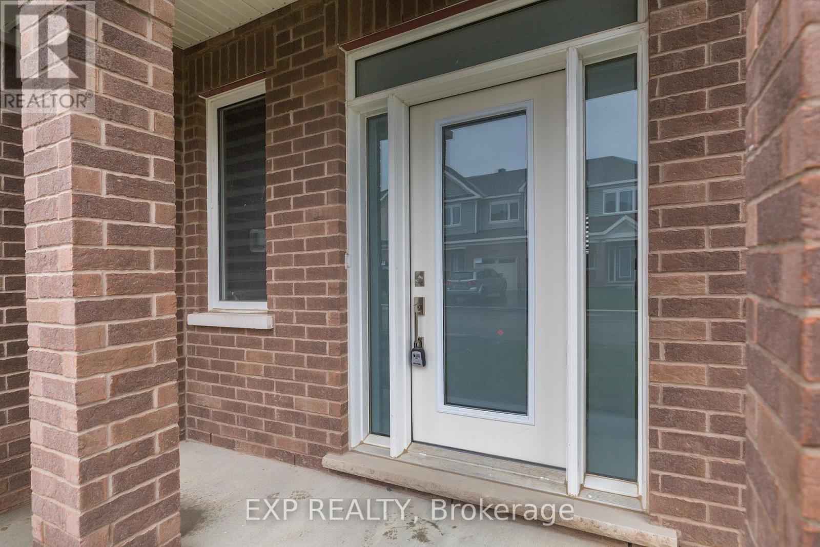 516 Loury Row, Ottawa, Ontario  K1W 0M7 - Photo 3 - X12749036