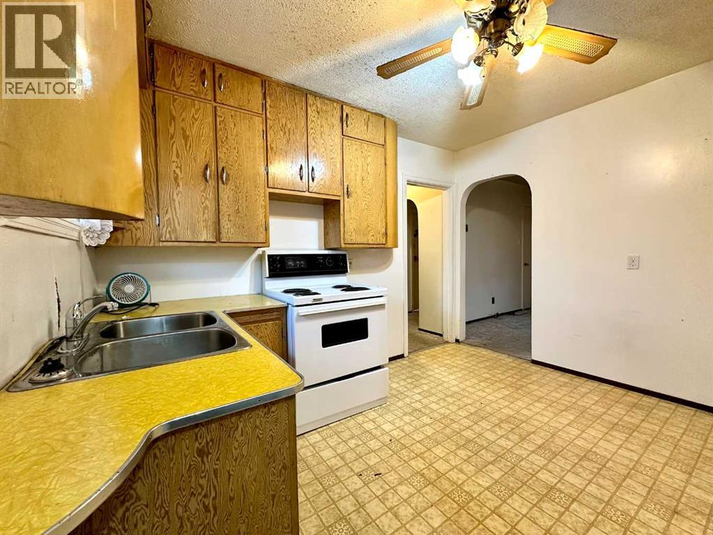 925 15 Street, Wainwright, Alberta  T9W 1E6 - Photo 2 - A2271253