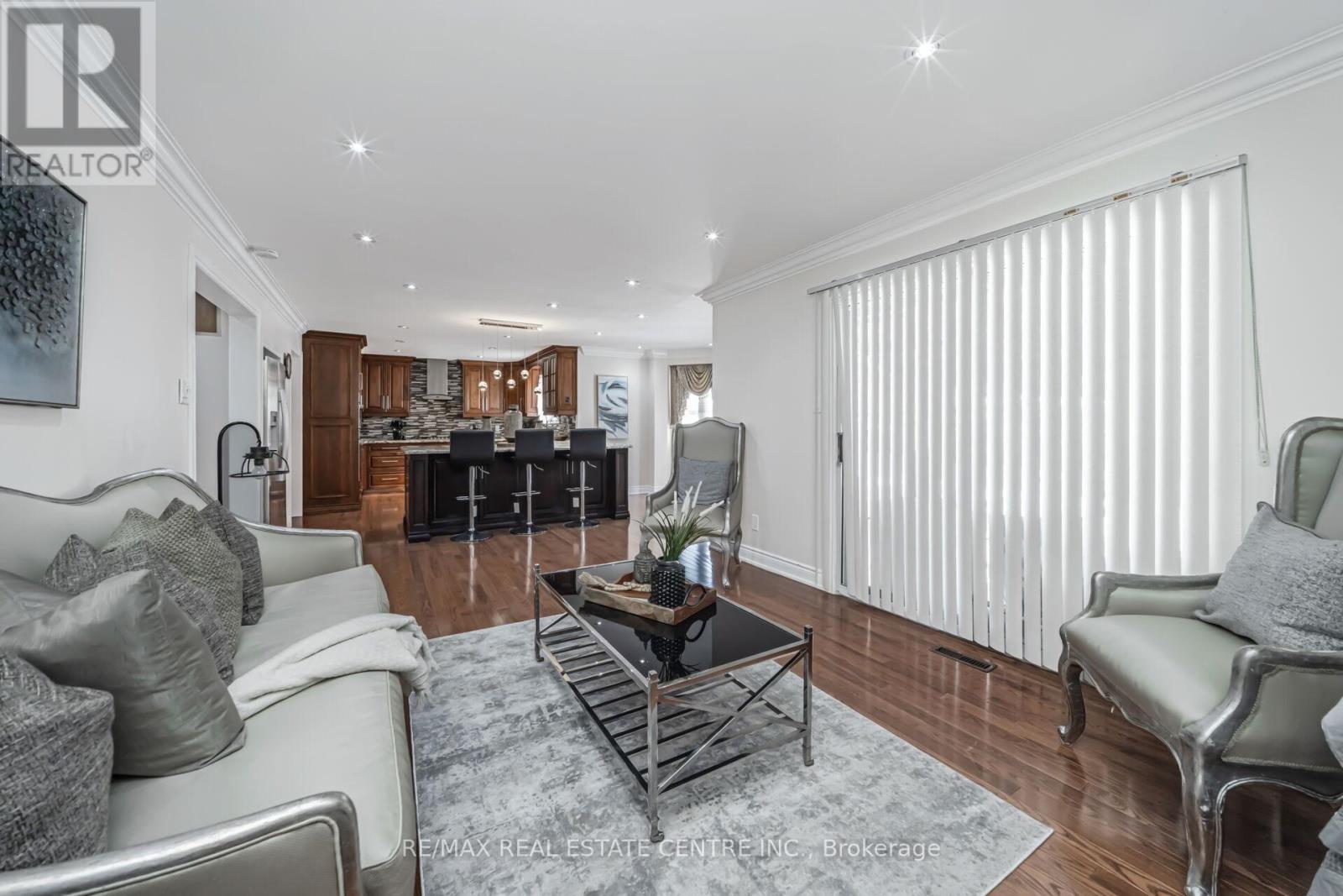 11 Moorehead Crescent, Brampton (Heart Lake East), Ontario  L6Z 4K6 - Photo 11 - W12748856