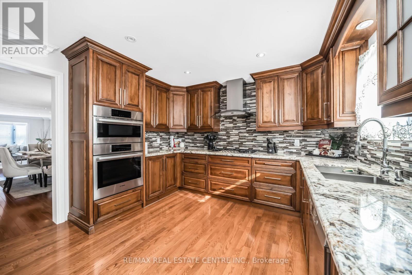 11 Moorehead Crescent, Brampton (Heart Lake East), Ontario  L6Z 4K6 - Photo 14 - W12748856