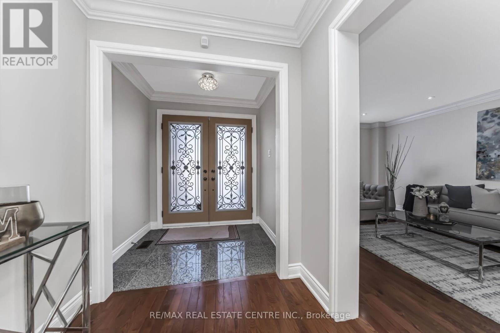 11 Moorehead Crescent, Brampton (Heart Lake East), Ontario  L6Z 4K6 - Photo 3 - W12748856