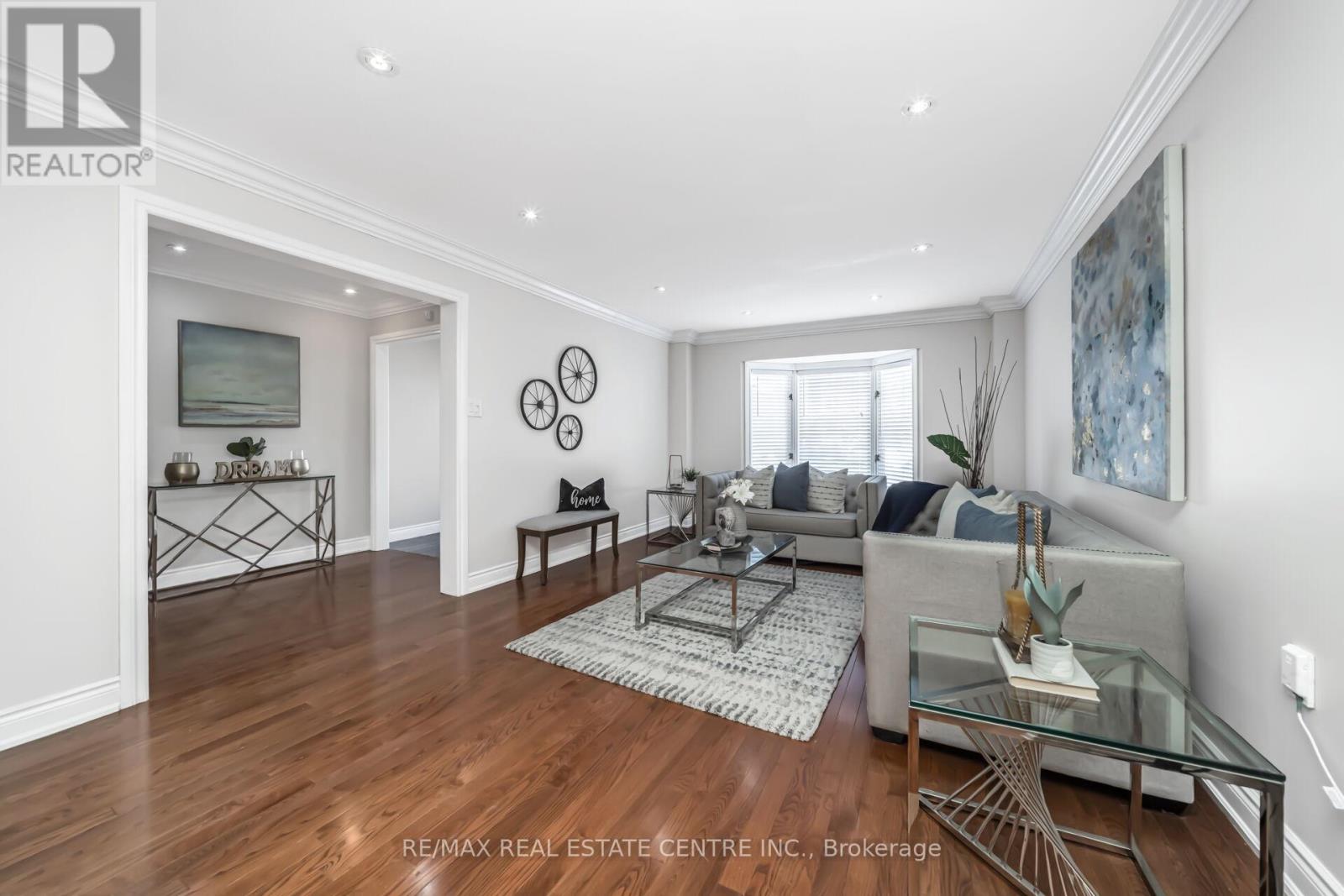 11 Moorehead Crescent, Brampton (Heart Lake East), Ontario  L6Z 4K6 - Photo 5 - W12748856