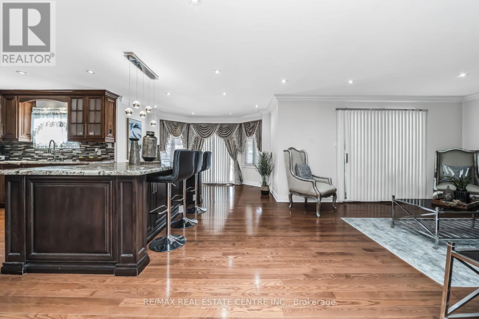 11 Moorehead Crescent, Brampton (Heart Lake East), Ontario  L6Z 4K6 - Photo 9 - W12748856