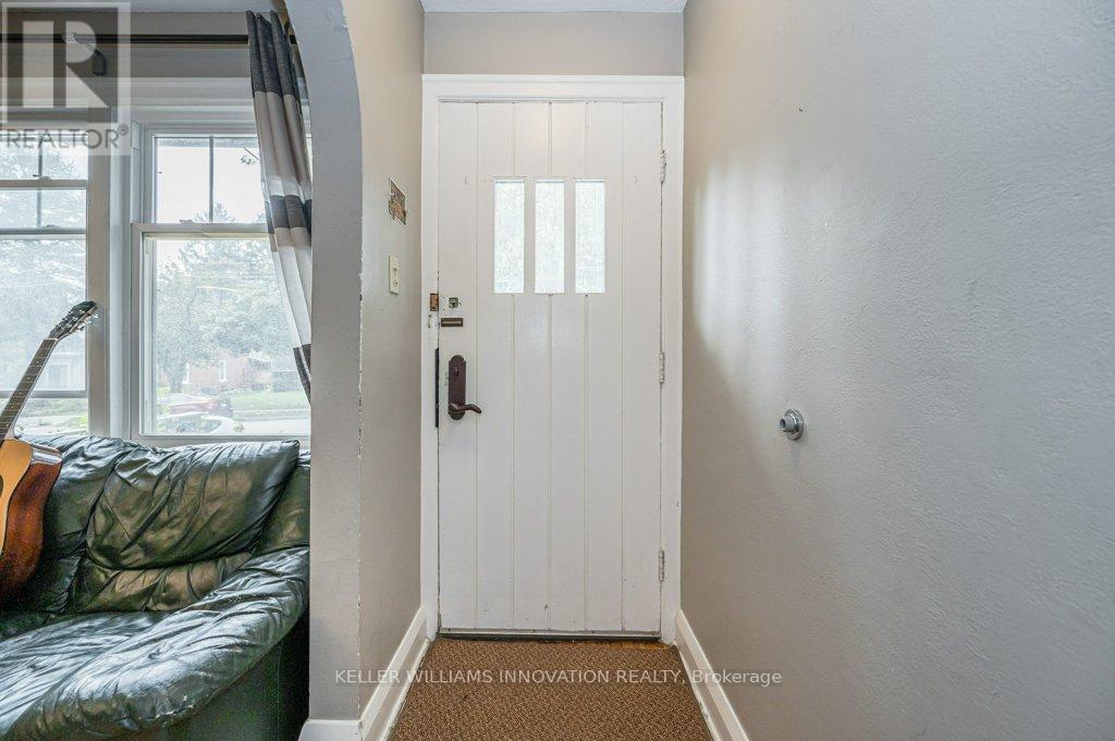 52 Avondale Avenue S, Waterloo, Ontario  N2L 2B8 - Photo 2 - X12748844