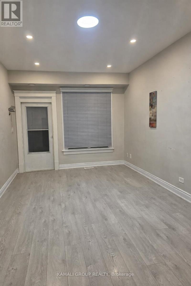 Main - 4554 Third Avenue, Niagara Falls, Ontario  L2E 4L2 - Photo 3 - X12748972