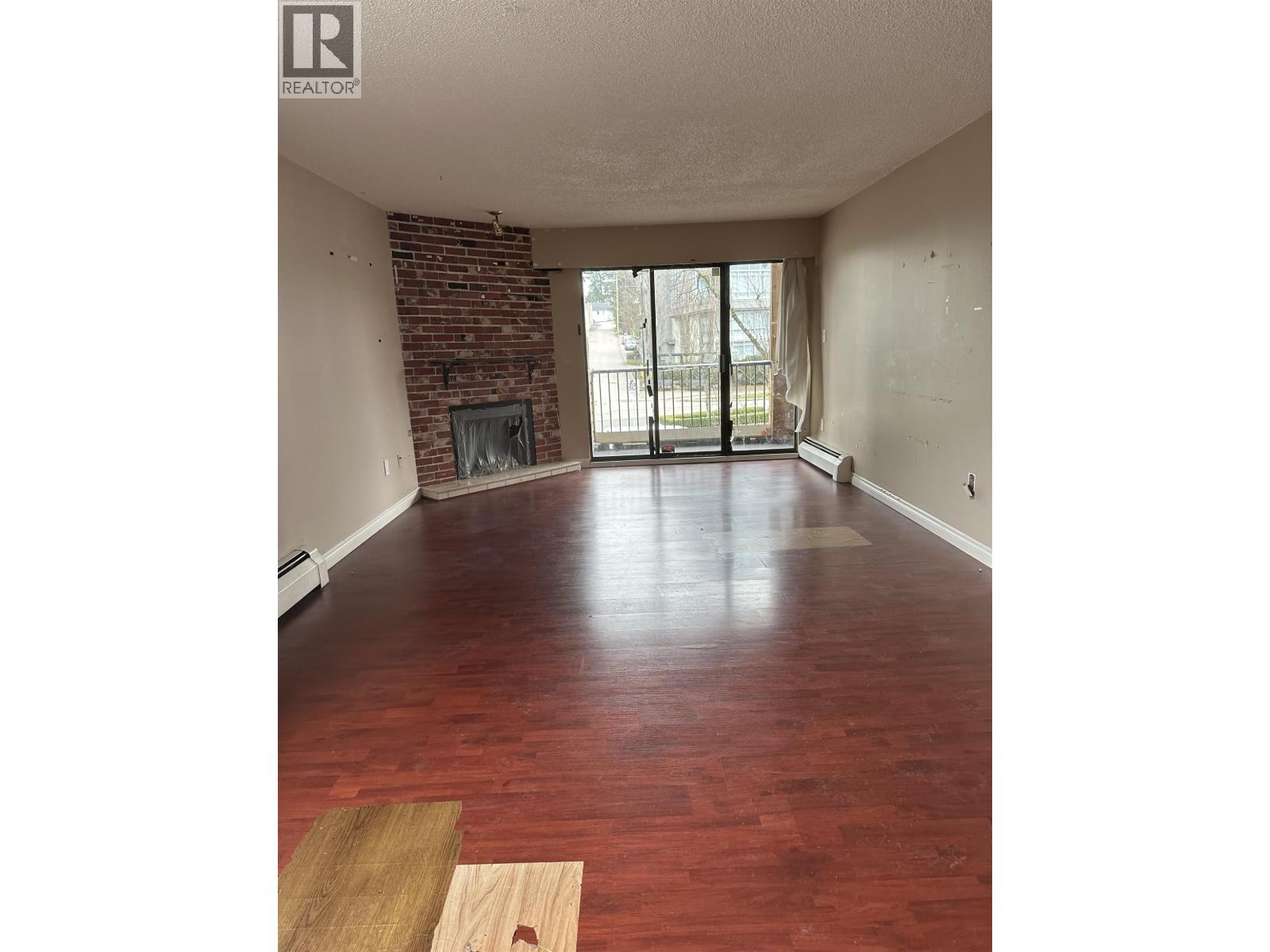 Listing Picture 5 of 12 : 206 2299 E 30TH AVENUE, Vancouver / 溫哥華 - 魯藝地產 Yvonne Lu Group - MLS Medallion Club Member