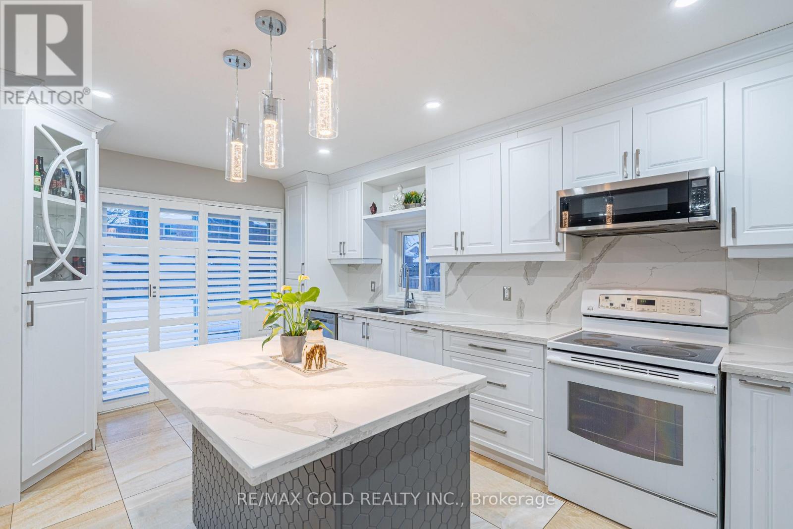 32 Heddon Court, Brampton, Ontario  L6Z 4H2 - Photo 2 - W12744872