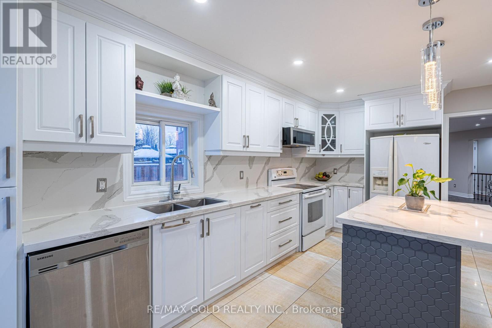 32 Heddon Court, Brampton, Ontario  L6Z 4H2 - Photo 4 - W12744872